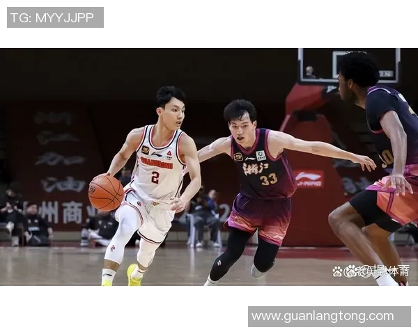 任骏飞领衔表现出色助力球队逆转胜利展现篮球场上的无畏精神与团队合作